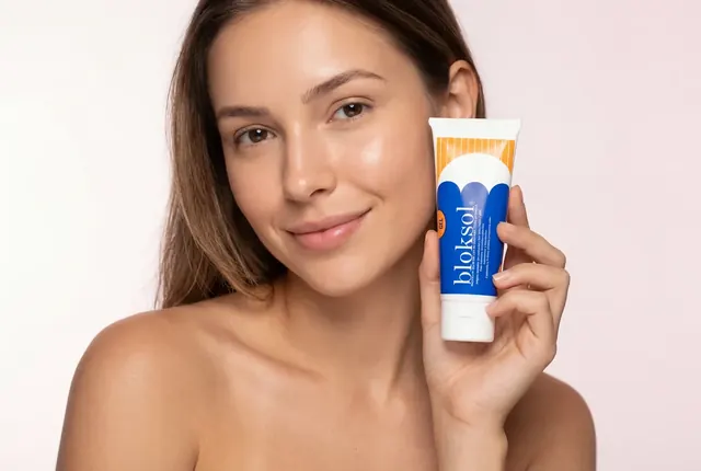 Modelo sosteniendo Bloksol Gel IDEFAR