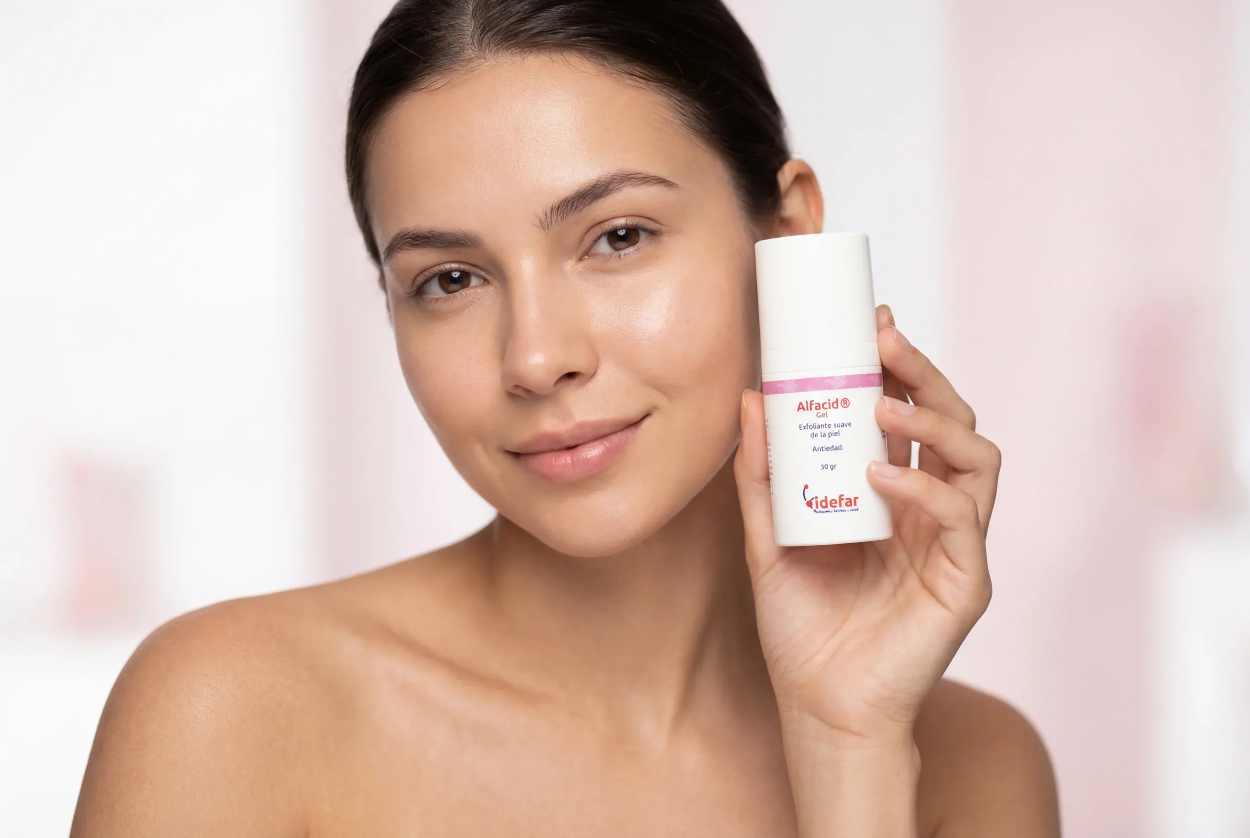 Alfacid Gel — mujer madura con piel luminosa y renovada