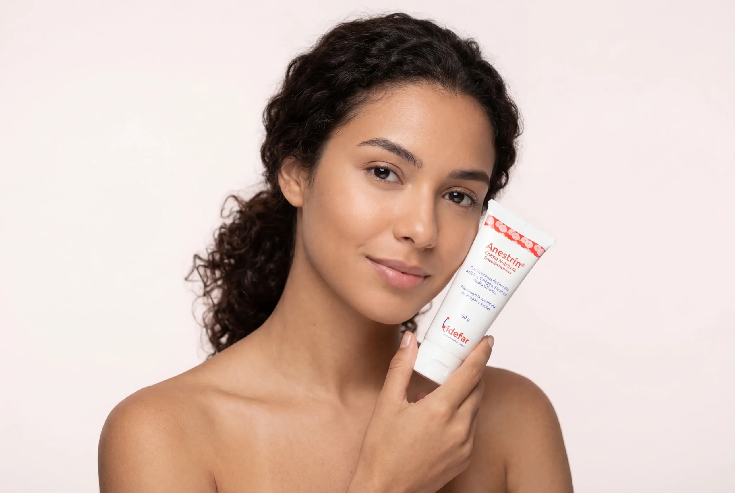 Anestrín Crema — mujer aplicando crema con masaje circular