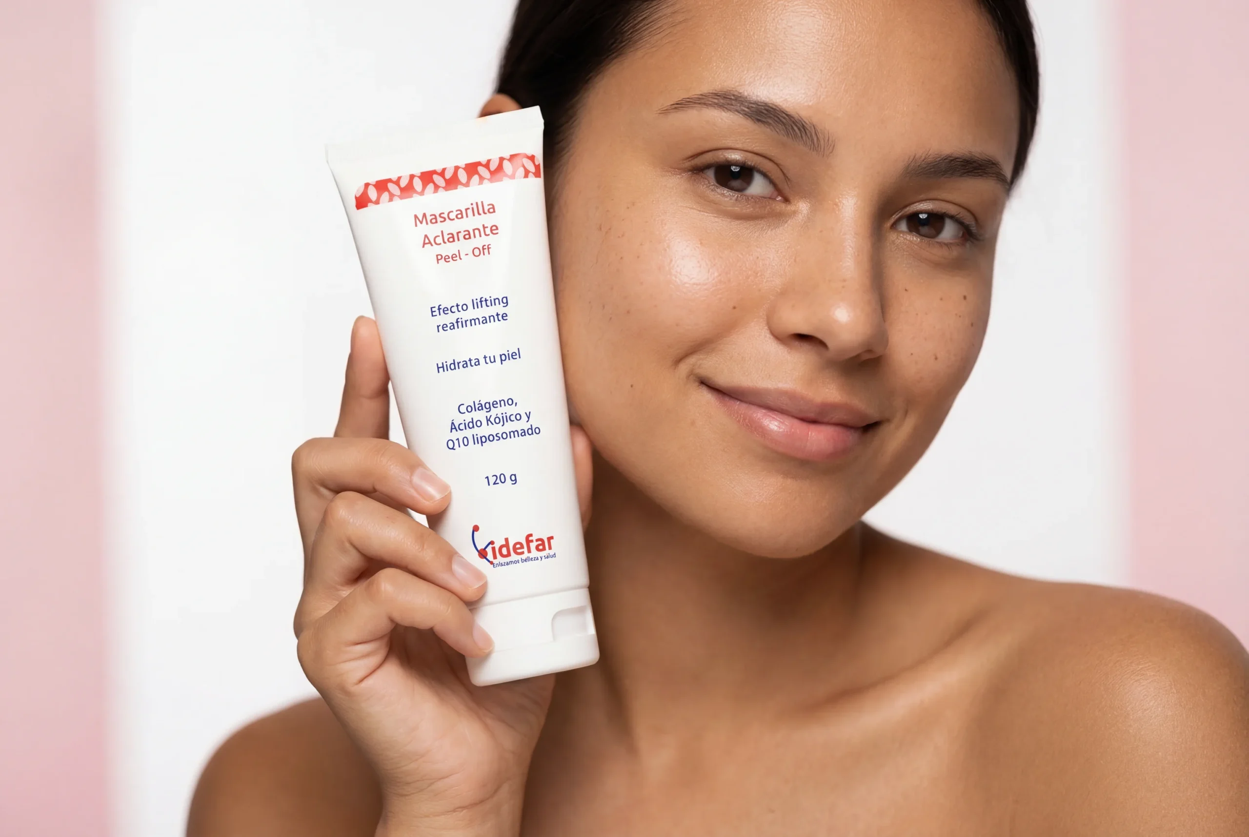 Mascarilla Aclarante — mujer retirando la mascarilla peel-off